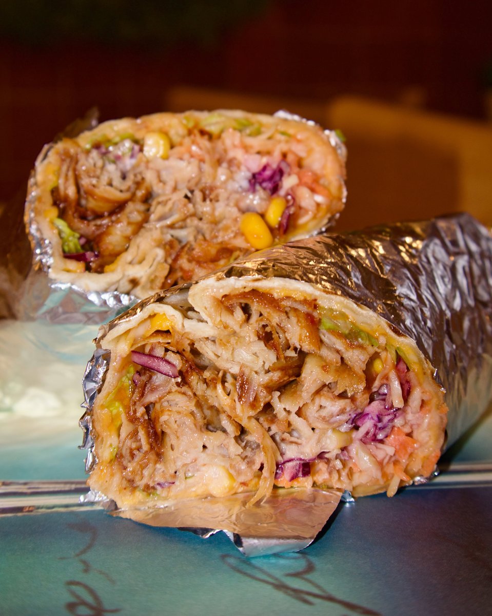 Kebab in piadina arrotolata e tagliata a metà