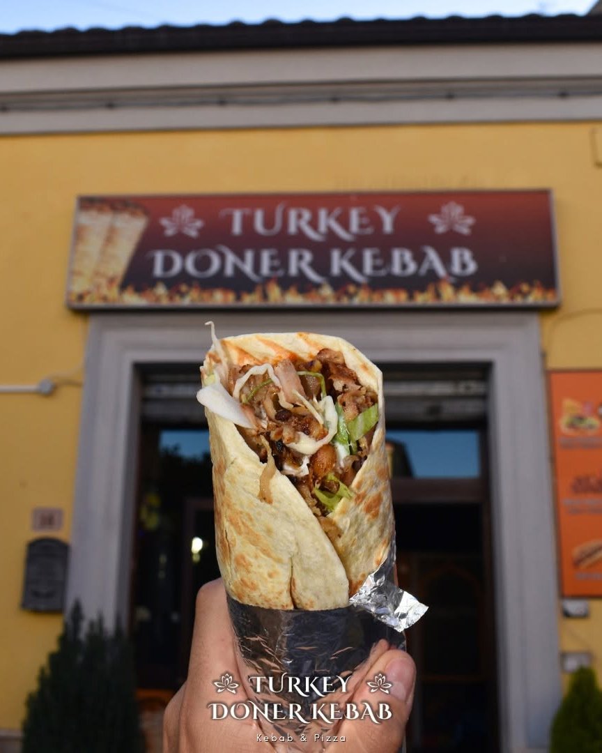 Kebab da asporto davanti all'ingresso del locale a Catanzaro
